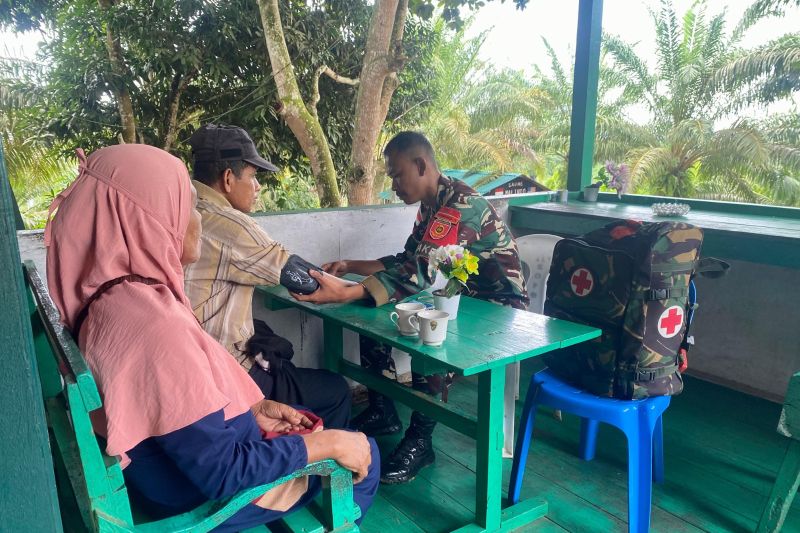 Satuan Tugas Pengamanan Perbatasan (Pamtas) Yonarmed 11 Kostrad melaksanakan kegiatan pelayanan kesehatan door to door kepada masyarakat perbatasan Desa Tau Lumbis, Kecamatan Lumbis Ogong, Kabupaten Nunukan, Kalimantan Utara. ANTARA/HO-Pendam VI/Mulawarman.