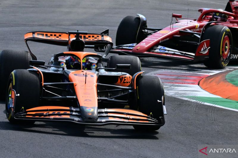 Pembalap McLaren asal Australia Oscar Piastri mengungguli pembalap Ferrari asal Monegasque Charles Leclerc pada balapan Grand Prix Formula Satu Italia di sirkuit Autodromo Nazionale Monza, di Monza pada Minggu (1/9/2024). (ANTARA/AFP/Andrej Isakovic)