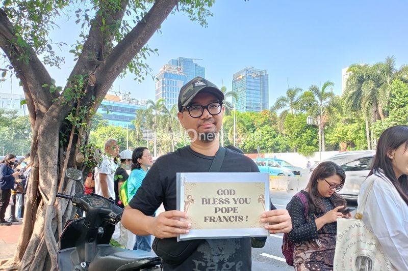 Sejumlah warga saat menunggu Paus Fransiskus keluar dari Kedutaan Besar (Kedubes) Vatikan di Gambir, Jakarta Pusat, Rabu (4/9/2024). ANTARA/Siti Nurhaliza