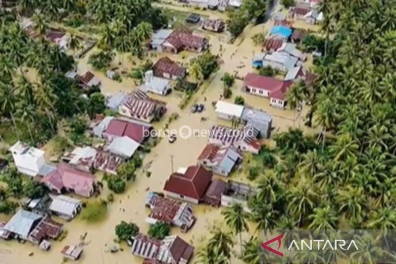 Foto udara ratusan rumah warga di Desa Sausu Piore, Kecamatan Sausu, Parigi Moutong, Sulawesi Tengah yang tergenang banjir, Selasa (3/9/2024) (ANTARA/HO-BPBD Parigi Moutong)