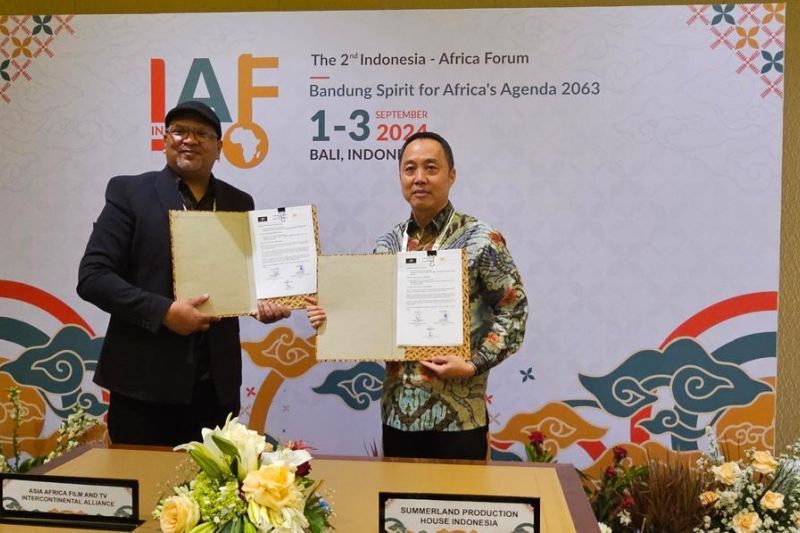 Executive President AAFTVIA Makkie Slemong dan pendiri rumah produksi Summerland Production House Indonesia Wendra Lingga Tan menyepakati dokumen pernyataan minat (LoI) kerja sama perfilman di sela-sela acara IAF ke-2 di Nusa Dua, Bali (3/9/2024). (ANTARA/HO-KJRI Cape Town)