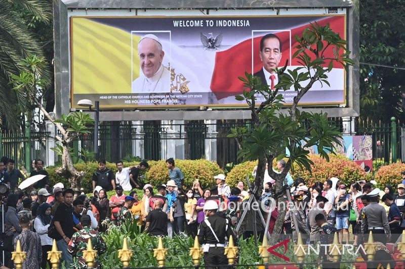Sejumlah warga menyaksikan upacara penyambutan kunjungan kenegaraan Pemimpin Takhta Suci Vatikan Sri Paus Fransiskus dari depan Istana Merdeka di Jakarta, Rabu (4/9/2024). Pertemuan antara Presiden Joko Widodo dan Paus Fransiskus tersebut membahas hubungan bilateral antara Indonesia dan Vatikan sekaligus membahas isu-isu global, khususnya perdamaian dunia. ANTARA FOTO/Muhammad Adimaja/app/rwa/pri.