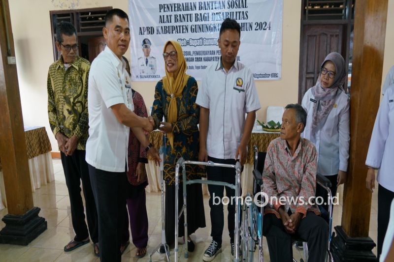 Dinas Sosial Gunungkidul Serahkan Bantuan Kursi Roda untuk Disabilitas