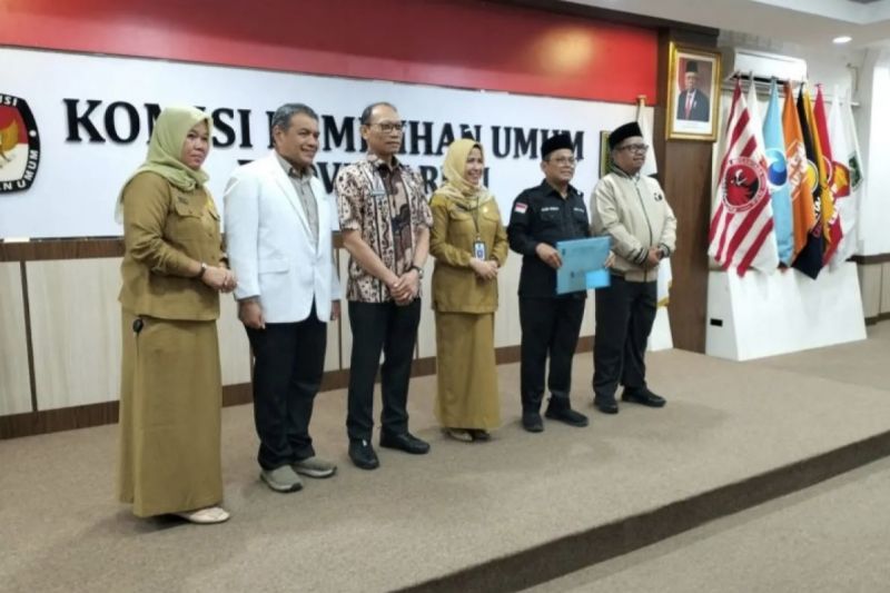 Prosesi penyerahan hasil tes kesehatan terhadap bakal paslon Pilkada Kabupaten Pelalawan, di aula KPU Riau, di Pekanbaru, Rabu (4/9/2024). ANTARA/Yusuf