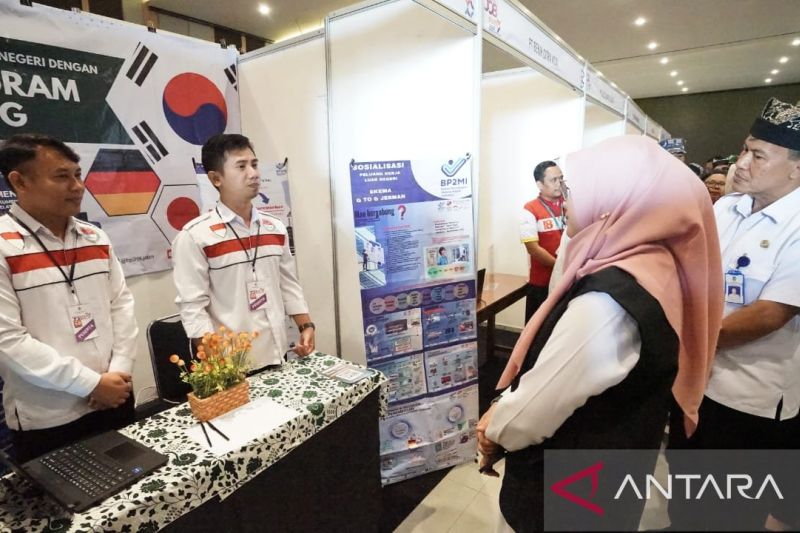 Bupati Banyuwangi IPuk Fiestiandani meninjau stan Banyuwangi Job Fair 2024. Rabu (4/9/2024) ANTARA/HO-Humas Pemkab Banyuwangi