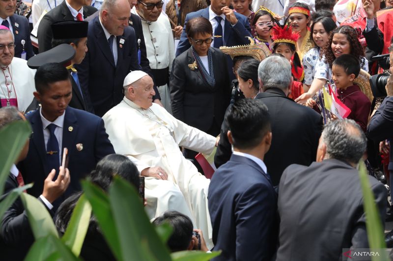 Presiden RI Joko Widodo (ketiga kiri) bersama Pemimpin Takhta Suci Vatikan Sri Paus Fransiskus (tengah) menyapa sejumlah anak-anak usai pertemuan di Istana Negara, Jakarta, Rabu (4/9/2024). Presiden dalam pertemuan tersebut menyampaikan bahwa kunjungan Paus Fransiskus memberi makna kuat bagi bangsa tentang arti pentingnya merayakan perbedaan. ANTARA FOTO/Onda Tarigan/Adm/rwa.