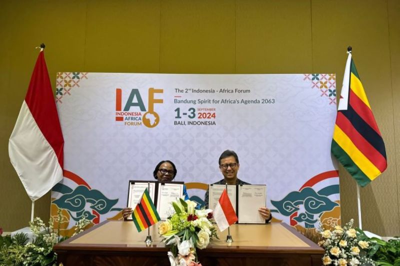 Indonesia's Health Minister Budi Gunadi Sadikin (right) and Zimbabwe's Minister of Women Affairs, Community, Small and Medium Enterprises Development Monica Mutsvangwa show signed documents of MoU on the sidelines of the second Indonesia-Africa Forum (IAF) in Bali on September 3, 2024. (ANTARA/HO - Kementerian Kesehatan RI)