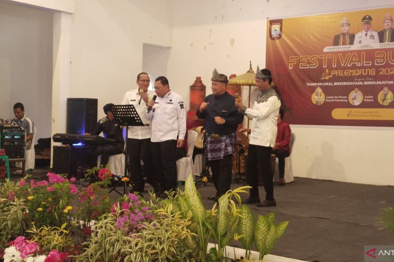 Pj Wali Kota Palembang Ucok Abdulrauf usai membuka kegiatan festival budaya di Gedung Kesenian Palembang, Rabu (4/9/2024). (ANTARA/ M Imam Pramana)