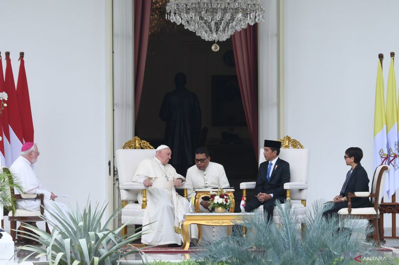 Indonesian President Joko Widodo (second right) in talks with Pope Francis (second left) at the veranda of the Merdeka Palace in Jakarta on Wednesday (September 4, 2024). (ANTARA PHOTO/Hafidz Mubarak/sgd/rwa/rst)