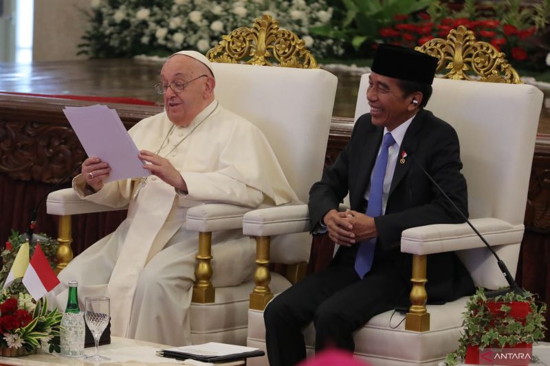 Presiden RI Joko Widodo (kanan) bersama Pemimpin Takhta Suci Vatikan Sri Paus Fransiskus (kiri) saat pertemuan di Istana Merdeka, Jakarta, Rabu (4/9/2024). Presiden dalam pertemuan tersebut menyampaikan bahwa kunjungan Paus Fransiskus memberi makna kuat bagi bangsa tentang arti pentingnya merayakan perbedaan. ANTARA FOTO/Onda Tarigan/Adm/rwa.
