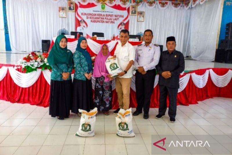 Pemkab Natuna Bagikan 500 Kilogram Beras untuk Warga Pulau Penyangga