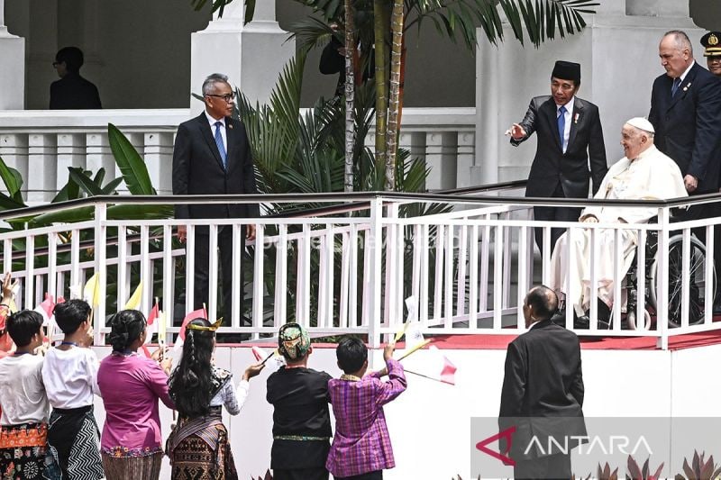 Presiden Joko Widodo (ketiga kanan) bersama Pemimpin Takhta Suci Vatikan Sri Paus Fransiskus (kedua kanan) menyapa sejumlah anak usai pertemuan di Istana Negara, Jakarta, Rabu (4/9/2024). ANTARA FOTO/Muhammad Adimaja/rwa/pri.