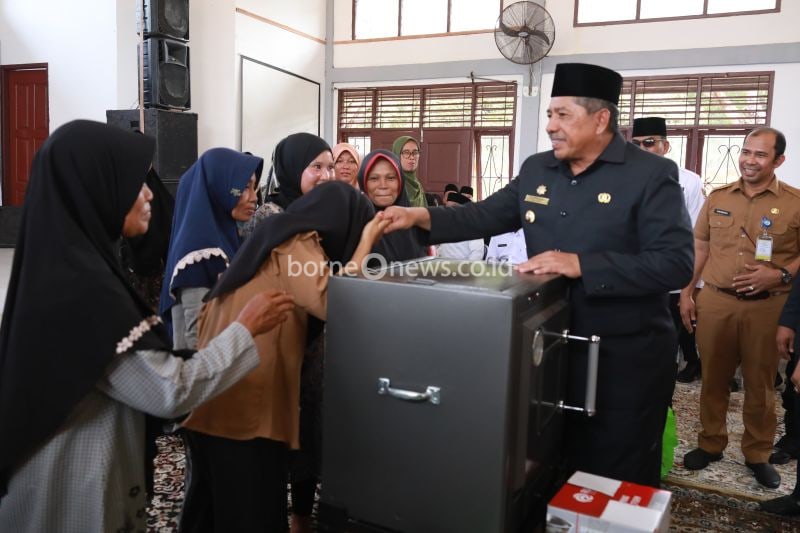 Dinas Perdagangan Siak Serahkan Bantuan Peralatan Kue untuk Masyarakat