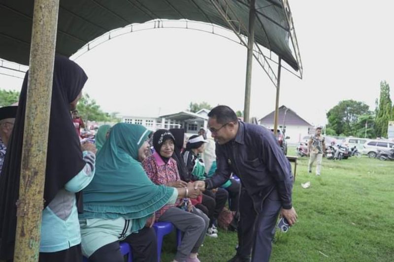 Wakil Bupati Sigi Samuel Yansen Pongi saat menemui para lansia di Kecamatan Dolo, Kabupaten Sigi, Sulawesi Tengah, Rabu (4/9/2024). ANTARA/HO Pemkab Sigi