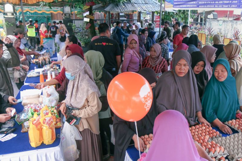 Antusias warga berbelanja dalam pasar rakyat yang dilaksanakan Dinas Perdagangan (Disdag) Kota Mataram, Provinsi Nusa Tenggara Barat (NTB), di enam kecamatan se-Kota Mataram. ANTARA/Nirkomala