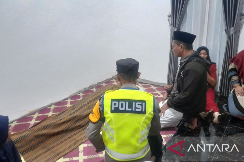Jasad korban Siti Maimunah (60) dievakuasi ke rumah duka, Rabu (4/9/2024). (ANTARA/Edo Purmana)