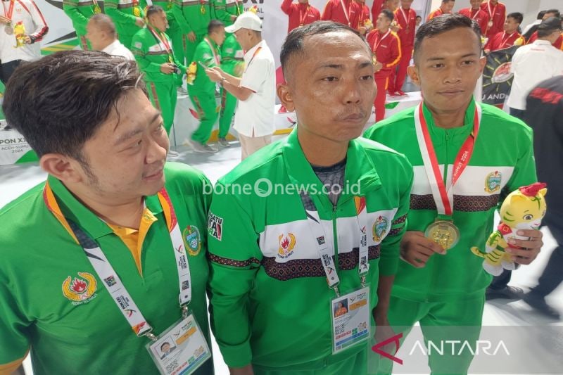 Pelatih barongsai nomor naga kecepatan, halang rintang, dan taolu bebas tim Sumatera Utara, Agus Rohmad (tengah), menjawab pertanyaan wartawan di Gedung MMA komplek Sport Center, Kabupaten Deli Serdang, Sumatera Utara, Rabu (4/9/2024). ANTARA/Donny Aditra
