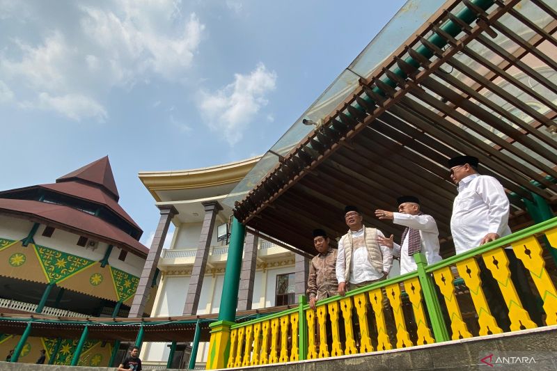 Salah satu calon gubernur pada Pilkada DKI 2024, Ridwan Kamil mengunjungi Unit Pengelola Kawasan Pusat Perkampungan Budaya Betawi (UPK PBB) Setu Babakan, Jakarta, Rabu (4/9/2024) ANTARA/Luthfia Miranda Putri