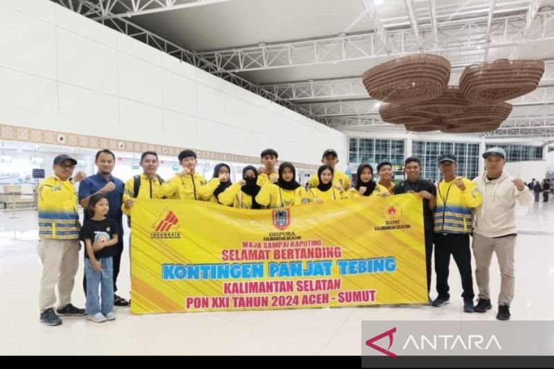 Rombongan atlet Panjat Tebing Kalimantan Selatan saat hendak berangkat untuk berlaga pada Pekan Olahraga Nasional (PON) 2024 Sumatera Utara dan Aceh di Bandara Syamsudin Noor, Banjarbaru, Kalimantan Selatan, Rabu (4/9/2024). ANTARA/HO-Pemprov Kalsel