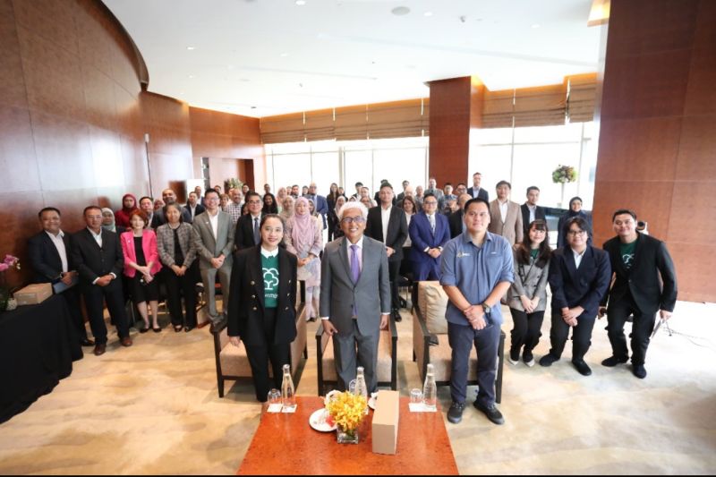 Duta Besar Republik Indonesia untuk Malaysia Hermono (tengah) berfoto bersama dengan peserta AtmosTalk yang diadakan bersama Fairatmos di Kuala Lumpur, Selasa (3/9/2024). (ANTARA/HO-KBRI Kuala Lumpur)