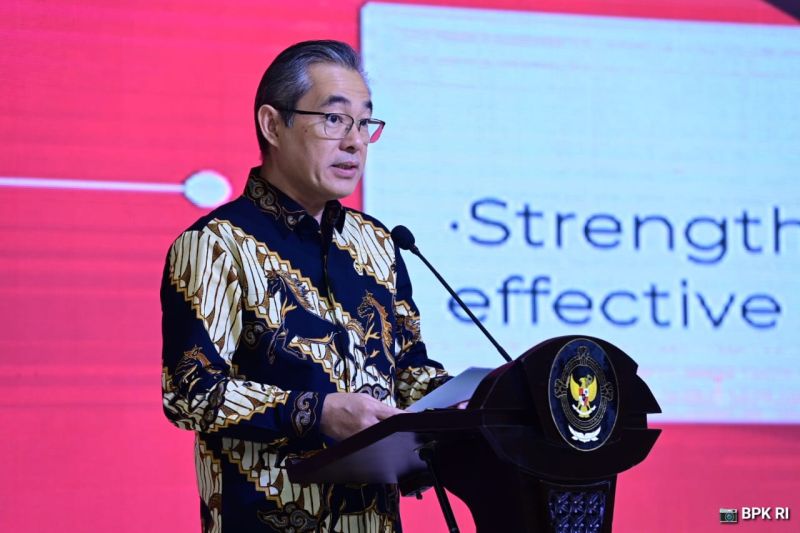 Wakil Ketua Badan Pemeriksa Keuangan (BPK) Hendra Susanto dalam acara ASEANSAI Knowledge Sharing Committee (KSC) Workshop on Advancing Roles of SAI in Reviewing Voluntary National Review (VNR): A Contribution to the Achievement of SDGs di Kantor Pusat BPK, Jakarta, Kamis (29/8/2024). ANTARA/HO-BPK