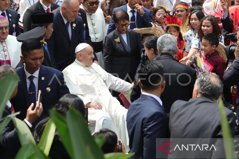 Presiden Joko Widodo (ketiga kiri) bersama Pemimpin Takhta Suci Vatikan Sri Paus Fransiskus (tengah) menyapa sejumlah anak-anak usai pertemuan di Istana Negara, Jakarta, Rabu (4/9/2024). Presiden dalam pertemuan tersebut menyampaikan bahwa kunjungan Paus Fransiskus memberi makna kuat bagi bangsa tentang arti pentingnya merayakan perbedaan. ANTARA FOTO/Onda Tarigan/Adm/rwa.