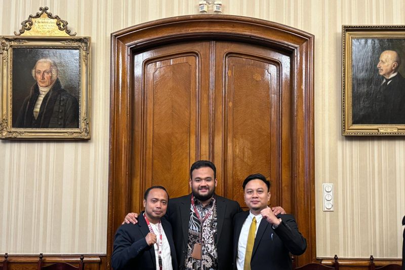 Koordinator PPI Dunia periode 2024-2025 Adhie Marhadi (tengah) berfoto usai Simposium Internasional XVI di Budapest, Hongaria, 21-24 Agustus 2024. (ANTARA/HO-PPI Dunia)