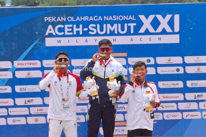 Dari kiri - Atlet dayung Riau, Parela Rizki bersama dengan atlet dayung Jawa Barat, Indra Hidayat (tengah) dan atlet dayung Jawa Tengah, Rifki Bagus Minulyo memamerkan medali canoeing nomor kayak 1000 m putra PON Aceh-Sumut 2024 di Waduk Keuliling, Aceh Besar, Rabu (4/9/2024). (ANTARA/FAJAR SATRIYO)