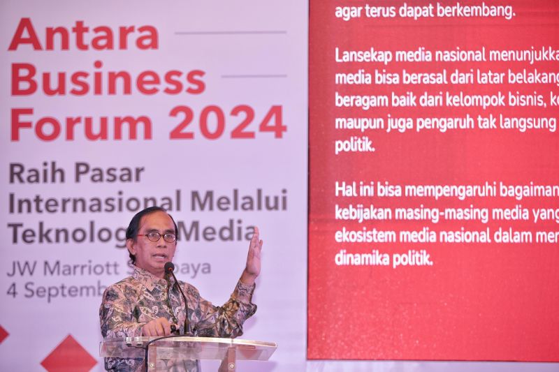 Direktur Komersial, Pengembangan Bisnis dan TI Perum LKBN ANTARA Jaka Sugiyanta saat ANTARA Business Forum 2024, di Surabaya, Jawa Timur, Rabu (4/9/2024). ANTARA FOTO/Rizal Hanafi