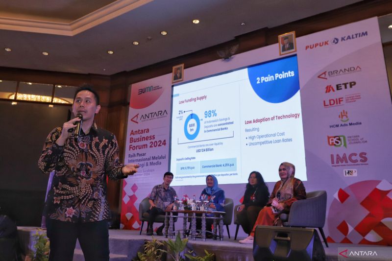 Co Founder & Chief Operation Officer Komunal Rico Tedyono saat memberi paparan dalam ANTARA Business Forum (ABF) 2024 di JW Marriott Hotel, Surabaya, Jawa Timur, Rabu (4/9/2024). ANTARA FOTO/Rizal Hanafi