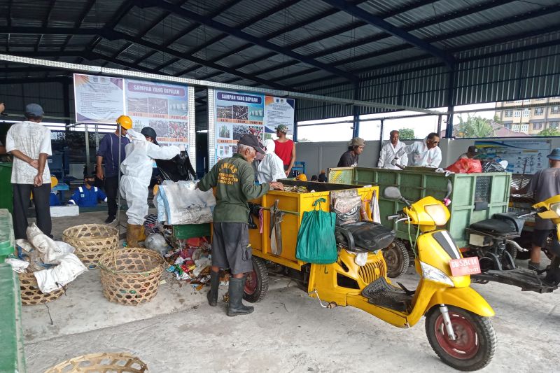 Aktivitas penanganan sampah di Tempat Pengolahan Sampah (TPST) Modern Sandubaya, Kota Mataram, Provinsi Nusa Tenggara Barat. ANTARA/Nirkomala