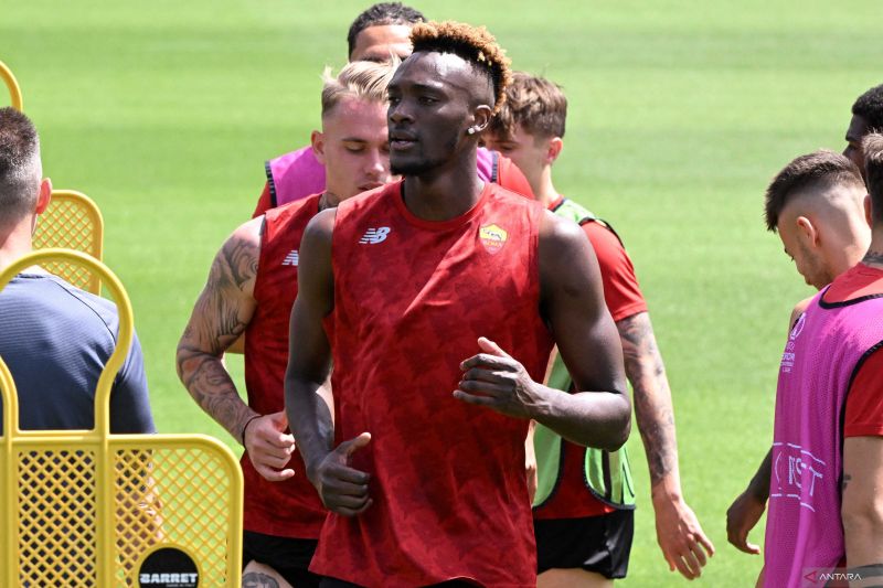 Arsip foto - Pesepak bola AS Roma Tammy Abraham menjalani latihann dengan rekan-rekannya jelang final Europa??????? Conference League, di Kamp Pelatihan Fulvio Bernardini???????, Roma, Italia, Selasa (24/5/2022) . ANTARA FOTO/Reuters-Alberto Lingria???????/hp.