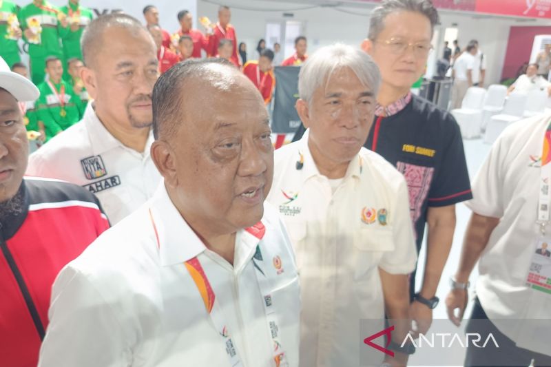 Ketua Umum KONI Marciano Norman, menjawab pertanyaan wartawan di Gedung MMA komplek Sport Center, Kabupaten Deli Serdang, Sumatera Utara, Rabu (4/9/2024). ANTARA/Donny Aditra