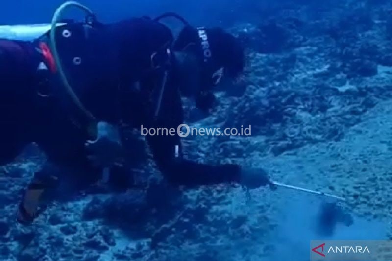 Tangkapan layar seorang penyelam mengorek endapan lumpur di dasar laut yang diduga berasal dari bekas pengeboran pemasangan pipa PT TCN di perairan Gili Trawangan, Lombok Utara, NTB. ANTARA/HO-Surak Agung