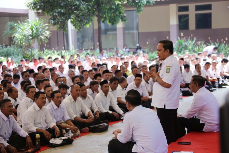 Penjabat (Pj) Wali Kota Tangerang Dr. Nurdin saat memberikan arahan kepada pegawai Non-PNS yang akan mengikuti seleksi PPPK di Puspemkot Tangerang Rabu (4/9/2024). ANTARA/HO-Pemkot Tangerang