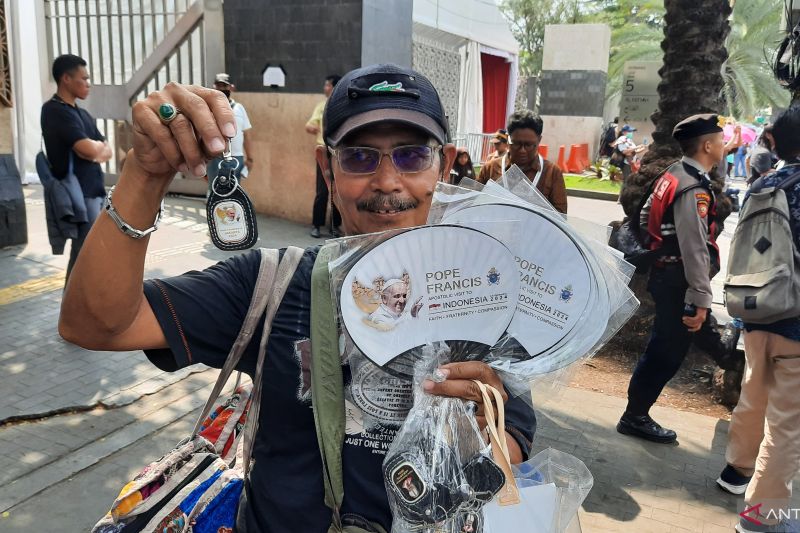 Paus Fransiskus Disambut Hangat, Pernak-Pernik Laris di Katedral