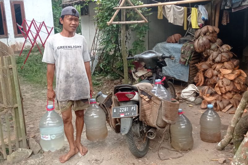 Warga Kecamatan Cikulur Kabupaten Lebak Banten saat mencari air bersih ke hutan menggunakan sepeda motor, sehubungan musim kemarau panjang yang mengakibatkan desa mereka terjadi kekeringan. ANTARA/Mansur.