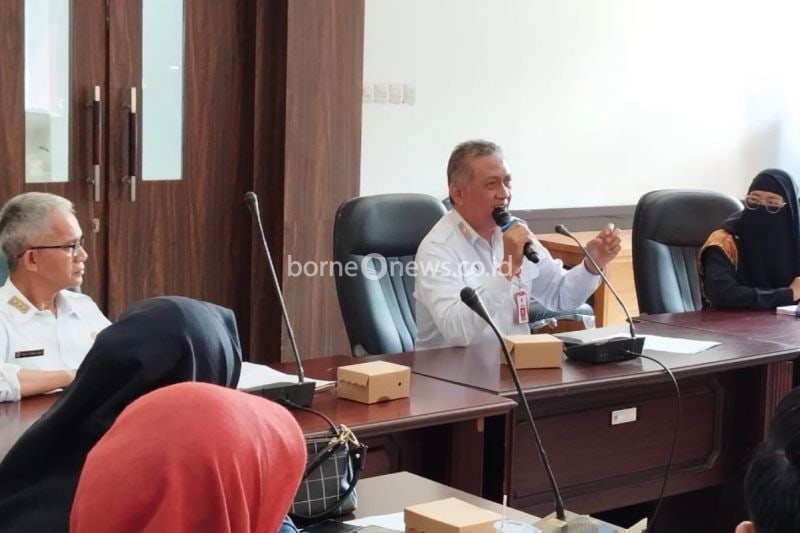 Kepala Dinas Koperasi dan Usaha Kecil Menengah Provinsi Kalimantan Selatan Gusti Yanuar Noor Rifai (kedua kanan) memberikan sambutan saat Focus Group Discussion (FGD) soal pemasaran melalui platform digital di Banjarbaru, Rabu (4/9/2024). (ANTARA/HO-Pemprov Kalsel)