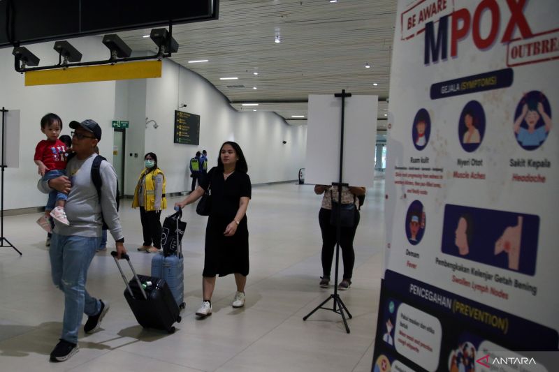 International passengers passing through a body scanner at the Soekarno-Hatta arrival terminal in Tangerang, Banten, on Monday (September 2, 2024). (ANTARA PHOTO/Muhammad Iqbal/Spt/rst)