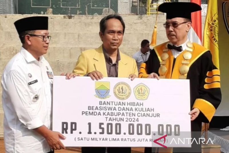 Bupati Kabupaten Cianjur Herman Suherman menyerahkan bea siswa Rp1,5 miliar ke Universitas Surayakancana Cianjur bagi calon mahasiswa jurusan pertanian, Rabu (4/9/2024). ANTARA/Ahmad Fikri
