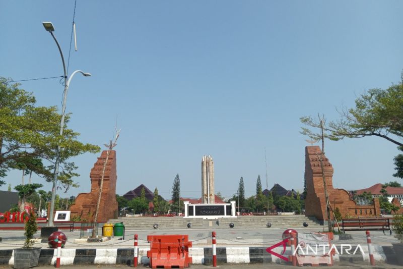 Suasana tampak depan Kantor Bupati Indramayu Jawa Barat, Rabu (4/9/2024). ANTARA/Fathnur Rohman.