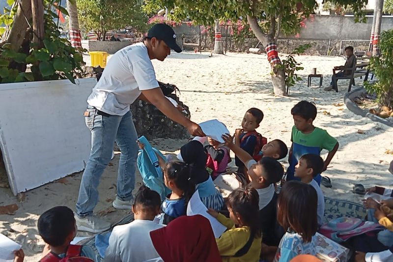 Anggota Satuan Polisi Air (Sat Polair) Polres Lampung Selatan mengajarkan Bahasa Mandarin dan Bahasa Inggris kepada anak-anak di pesisir Kecamatan Bakauheni. ANTARA/HO-Humas Polres Lampung Selatan