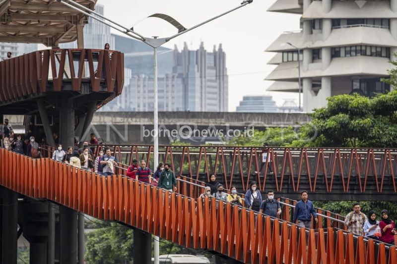 Ilustrasi - Pekerja berjalan di Jembatan Penyeberangan Orang (JPO) saat jam pulang kerja di kawasan Jalan Jenderal Sudirman, Jakarta, Jumat (2/8/2024). (ANTARA FOTO/Dhemas Reviyanto/Spt)