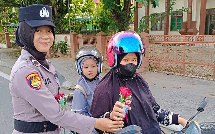 Polwan Polres Kapuas Gatur Lalu Lintas Sembari Apresiasi Pengendara Tertib