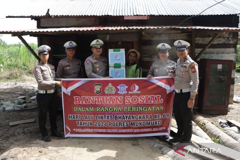 Polres Mukomuko Salurkan Paket Sembako untuk Warga Kurang Mampu