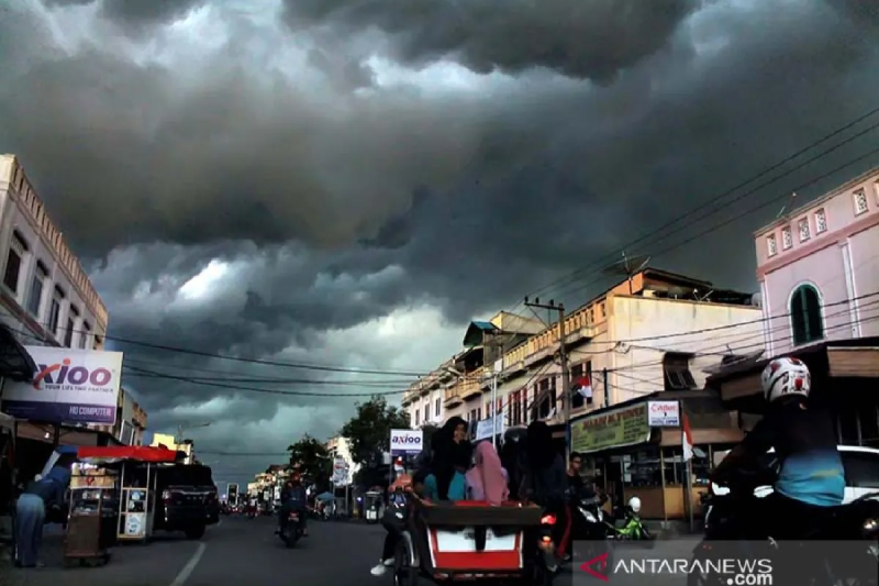 Ilustrasi - Awan hitam menyelimuti langit di atas kota Lhokseumawe, Aceh. (ANTARA FOTO/Rahmad)