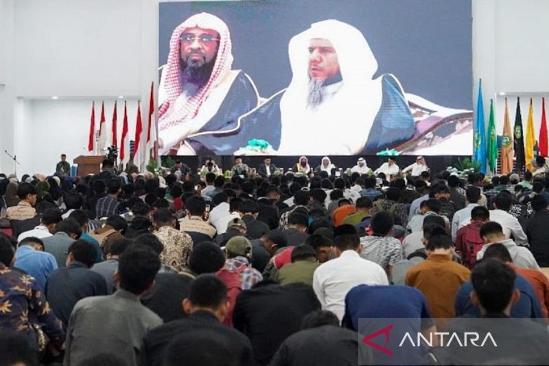Atase Agama Kedutaan Saudi Arabia Syaikh Ahmad Bin Essa Al Hamizi mengunjungi kampus Institut Agama Islam Negeri (IAIN) Kendari, Sulawesi Tenggara (Sultra), dalam rangka memberikan edukasi pada mahasiswa, Rabu. (ANTARA/Andika)
