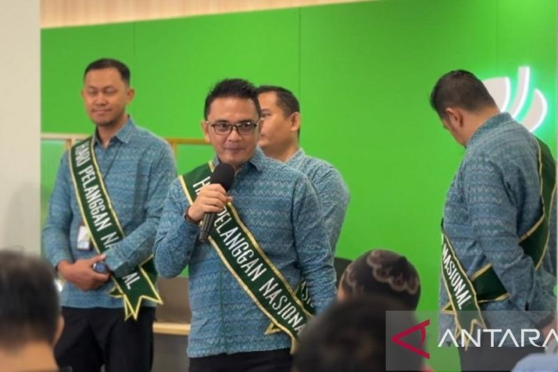 Kepala BPJamsostek Pontianak Ryan Gustaviana saa menyapa peserta di momen Hari pelanggan nasional di Pontianak, Rabu (4/9/2024). ANTARA/Dedi.