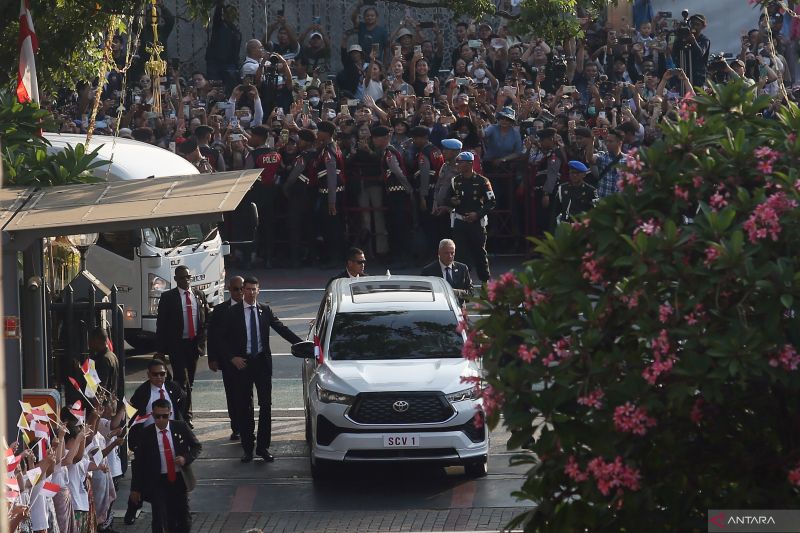 Kendaraan yang membawa pemimpin Takhta Suci Vatikan Sri Paus Fransiskus saat tiba di Gereja Katedral Jakarta, Rabu (4/9/2024). ANTARA FOTO/Muhammad Iqbal/Ak/tom.