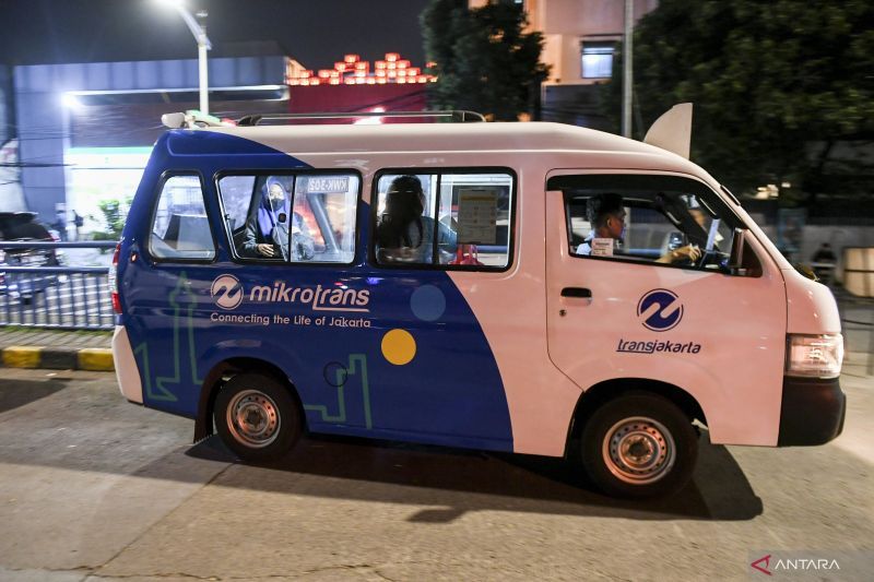 Arsip foto - Kendaraan Mikrotrans melaju saat mengantarkan penumpang dari Terminal Grogol, Jakarta, Rabu (5/6/2024). ANTARA FOTO/Hafidz Mubarak A/nym.